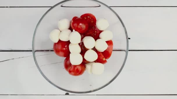 Ensalada Fresca Verano Con Tomates Rojos Cereza Cebolla Albahaca Huevos — Vídeo de stock