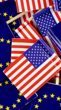 İki Bayrak Avrupa ve Amerika Birleşik Ortaklık Gösterisinin Kavşağı. İki Dünya Gücü Çarpışıp Tek Bir Kusursuz Olarak Birleşti. Döndür. Üst Manzara. Dikey. Kapat..