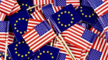 İki Bayrak Avrupa ve Amerika Birleşik Ortaklık Gösterisinin Kavşağı. İki Dünya Gücü Çarpışıp Tek Bir Kusursuz Olarak Birleşti. Döndür. Üst Manzara. Kapat..