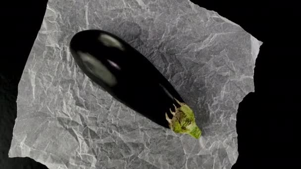 Eggplants Plump Ditempatkan Pada Kertas Pengocok Crinkled Ideal Untuk Video — Stok Video