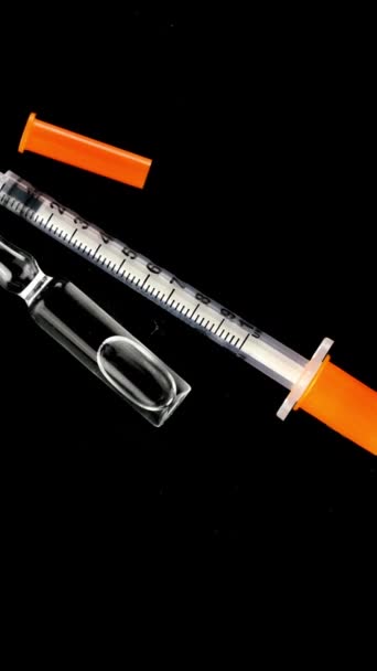 Inzulinová Stříkačka Zapečetěná Ampulka Tekutými Léky Zvládají Cukrovku Upozorňovat Zdravotní — Stock video