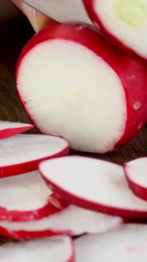 Keskin bıçak, içerideki dokuları gösteren olgun turpları incelikle dilimliyor. Yemek blogcuları, yemek pişirme dersleri ve yemekle ilgili her şey için. Dikey. Kapat..
