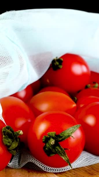 在生态友好的网袋里堆肥多汁的新鲜樱桃西红柿顺利旋转 优先考虑环境可持续性和健康效益的有机粮食市场 垂直的 靠近点 — 图库视频影像