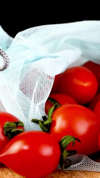Los Jugosos Tomates Cherry Frescos Una Bolsa Malla Ecológica Rotan — Vídeos de Stock