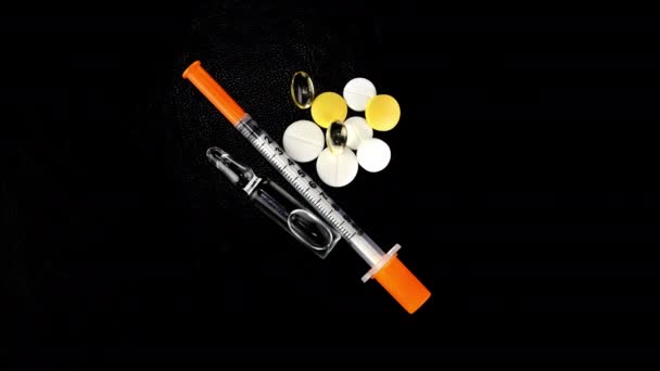 Inzulínová Injekční Stříkačka Mezi Různými Pilulkami Uzavřenou Ampulkou Tekutými Léky — Stock video