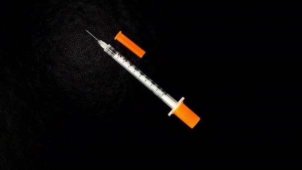 Inzulinová Injekční Stříkačka Léčbě Diabetu Otáčí Černém Pozadí Upozorňovat Kritické — Stock video