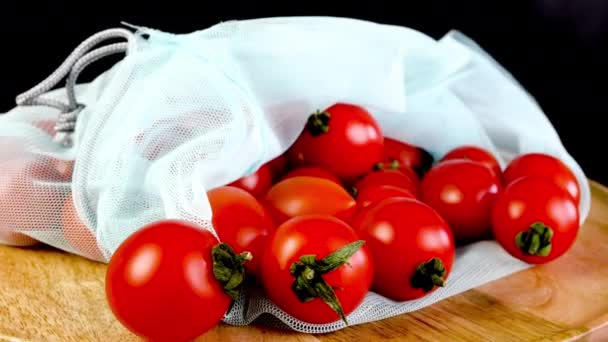Tomat Ceri Segar Dalam Tas Ramah Lingkungan Berotasi Dengan Lancar — Stok Video