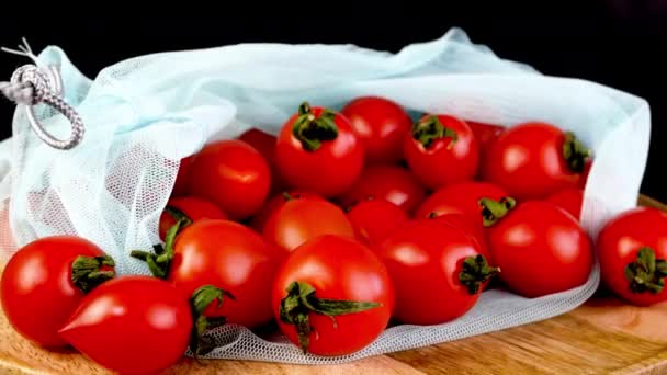 Los Jugosos Tomates Cherry Frescos Una Bolsa Malla Ecológica Rotan — Vídeos de Stock