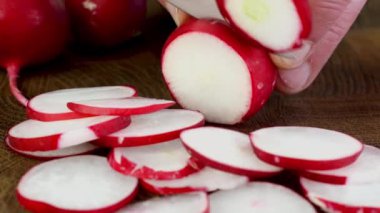 Keskin bıçak, içerideki dokuları gösteren olgun turpları incelikle dilimliyor. Yemek blogcuları, yemek pişirme dersleri ve yemekle ilgili her şey için. Kapat..