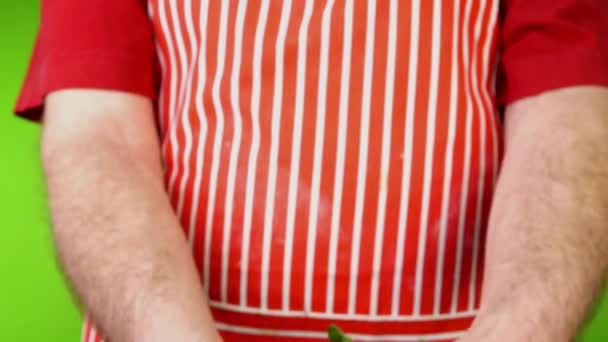 Kucharz Podnoszący Jasnoczerwone Świeżo Zebrane Rzodkiewki Pokazujący Przed Kamerą Dla — Wideo stockowe