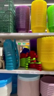 Raflardaki plastik ürünler farklı renkler, boyutlar ve stiller gösteriyor. Canlı renkler plastik ev ürünleri, onları her durum için mükemmel yapar..