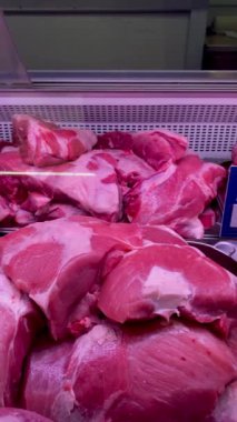 Kaliteli taze, çiğ domuz eti, çeşitli kesikler satın alınmaya hazır. Ekranda domuz etini pirzoladan fileto filetoya kadar geniş seçenekler gösteriliyor..
