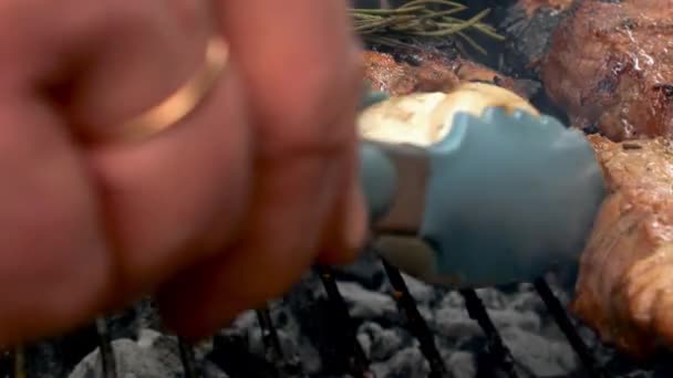 Παχιά Χοιρινή Μπριζόλα Champignons Ψήσιμο Στην Τελειότητα Ζεστά Κάρβουνα Στόμα — Αρχείο Βίντεο