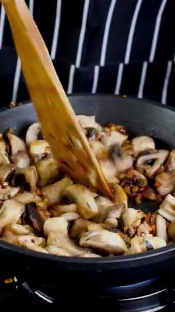多汁的龙舌兰在热的锅里烧焦和糖化 用洋葱搅拌 细碎的蘑菇和洋葱会变成令人垂涎欲滴的菜 靠近点 — 图库视频影像