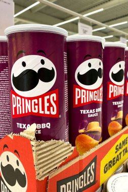 Kyiv, Ukrayna, Haziran 2023: - Pringles cipsi, süpermarkette satış arzunuzu tatmin etmek için mükemmel. Reklamlar ya da ürün tanıtımı için fotoğraf. Yumuşak odak noktası. Dikey. Kapat..