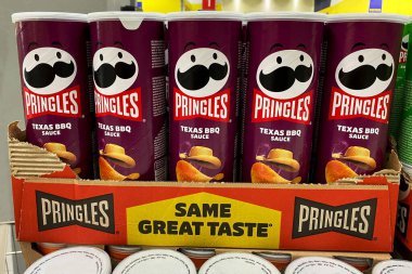 Kyiv, Ukrayna, Haziran 2023: - Pringles cipsi, süpermarkette satış arzunuzu tatmin etmek için mükemmel. Foto fo reklamları ya da ürün gösterimleri Yumuşak odak gösterir. Kapat..