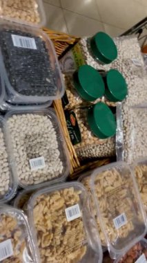 Kyiv, Ukrayna, Mayıs 2023: - Yerel süpermarkette çeşitli organik, vegan ve glütensiz fındıklar satılıyor. Tatmin edici ve besleyici bir vejetaryen ya da vejetaryen atıştırmalık olarak fındık. Kapat..