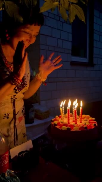 Kiev Oekraïne Mei 2023 Blanke Vrouw Blaast Kaarsen Uit Verjaardagstaart — Stockvideo