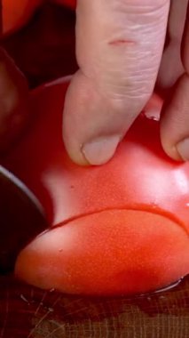 Mutfak bıçağıyla ince dilimlenmiş domates doğrayan şeflerin işi. Sulu domates salatası vejetaryen ya da vejetaryen yemeği. Dikey. Kapat..