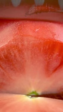 Mutfak bıçağıyla ince dilimlenmiş domates doğrayan şeflerin işi. Sulu domates salatası vejetaryen ya da vejetaryen yemeği. Dikey. Kapat..