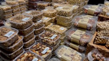 Kyiv, Ukrayna, Mayıs 2023: - Yerel süpermarkette çeşitli organik, vegan ve glütensiz fındıklar satılıyor. Tatmin edici ve besleyici bir vejetaryen ya da vejetaryen atıştırmalık olarak fındık. Kapat..