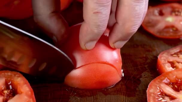 Acțiunea Bucătarilor Mâini Care Taie Felii Subțiri Roșii Cuțit Bucătărie — Videoclip de stoc