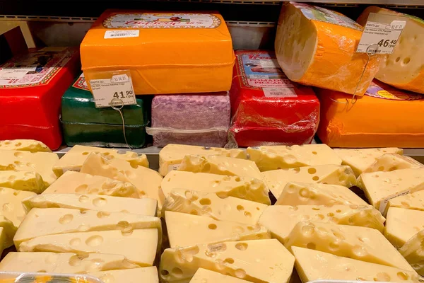 우크라이나 2023 슈퍼마켓에서 맛있고 치즈를 수있다 포장에 맛있는 종류의 치즈가 로열티 프리 스톡 이미지