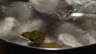 Ev mutfağında el yapımı khinkali kaynar su tenceresinde karıştırılır. Geleneksel Gürcistan mutfağı olarak lezzetli et dolgusu ile dolu hamur tatlısı. Kapat..