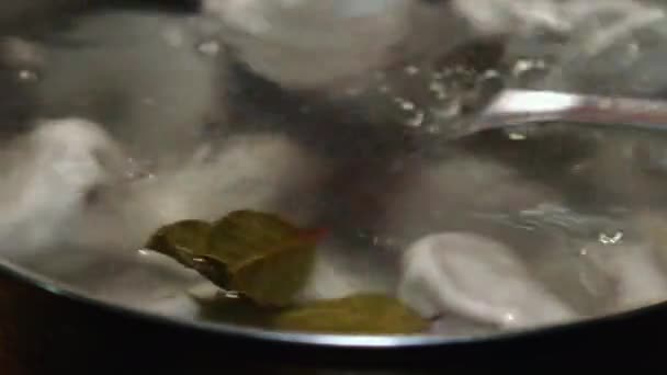 Ручної Роботи Хінкалі Перемішують Каструлі Киплячою Водою Домашній Кухні Вареники — стокове відео