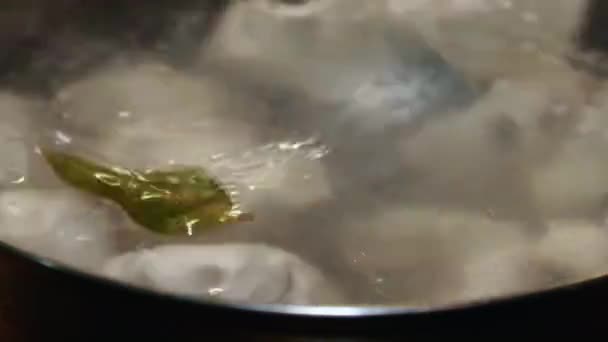 手作りのキンカリは 家庭用キッチンで沸騰したお湯の鍋に攪拌します ジョージアの伝統料理として肉の風味豊かな充填物でいっぱい餃子 閉じろ — ストック動画