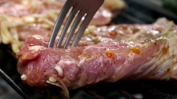 Barbekü Izgarasının Sıcaklığında Ağız Sulandıran Sulu Domuz Bifteği Şef Ustalıkla — Stok video