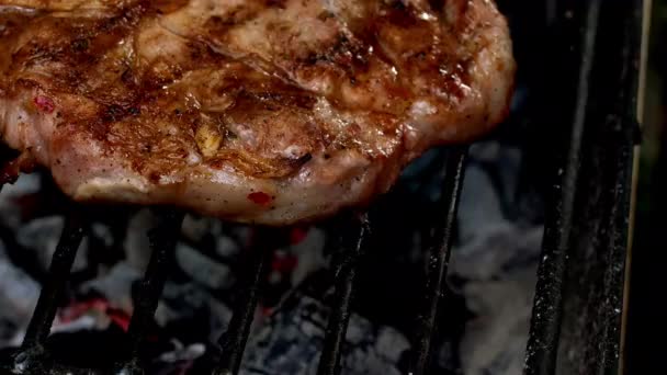 Barbekü Izgarasının Sıcaklığında Ağız Sulandıran Sulu Domuz Bifteği Şef Ustalıkla — Stok video