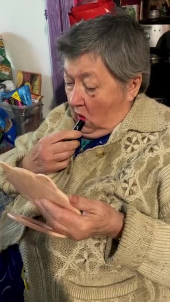Ηλικιωμένη Γυναίκα Γκρίζα Μαλλιά Βάφει Χείλη Της Κραγιόν Φροντίδα Και — Αρχείο Βίντεο