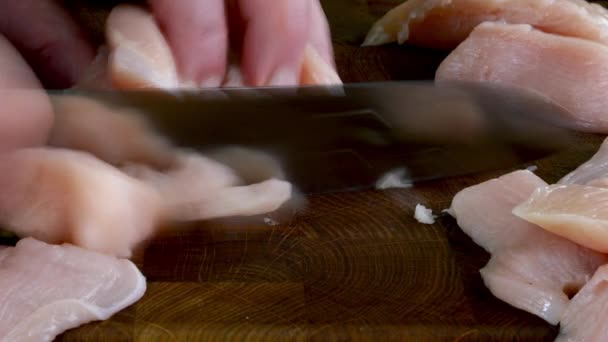鸡胸肉片 质地柔软 外观多汁 用菜刀切多汁的新鲜鸡胸肉 烹调美味的食物 靠近点 — 图库视频影像