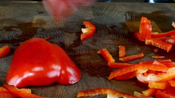 Ψιλοκόβουμε Φρέσκο Κόκκινο Γλυκό Πιπεριά Κόβουμε Πάπρικα Για Χορτοφαγικό Φαγητό — Αρχείο Βίντεο