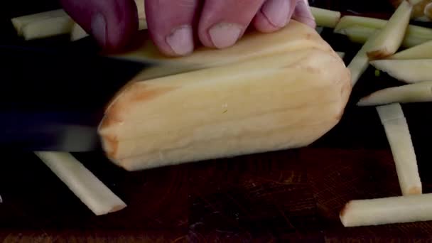 Нарезание Картошки Тонкие Полоски Идеального Картофеля Фри Острым Ножом Резать — стоковое видео