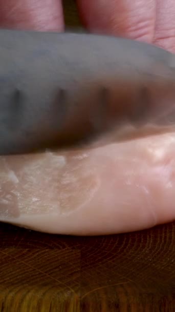 가슴살 은부드러운 모양으로 맛있는 음식을 요리하기 위하여 신선하고 가슴살을 부엌용 — 비디오