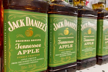Kyiv, Ukrayna, 11 Temmuz 2023 'te Jack Daniel' in Tennesse Apple marka lüks viski şişeleri satışa sunuldu. Süpermarket alkol bölümü rafı. Seçici odaklanma. Kapat..