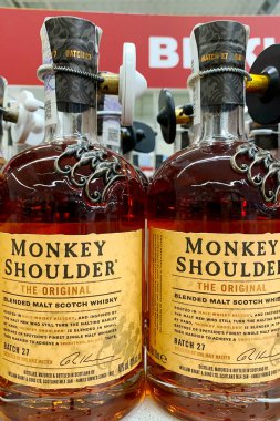 Kyiv, Ukrayna, 11 Temmuz 2023, Satılık Maymun Omuzlu İskoç viskisi şişeleri. Süpermarket alkol bölümü rafı. Seçici odaklanma. Kapat..