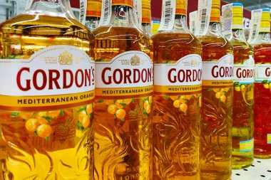 Kyiv, Ukrayna, 13 Temmuz 2023, Gordon 'un Akdeniz Portakalı marka lüks cin şişeleri. Süpermarket alkol bölümü rafı. Seçici odaklanma. Kapat..