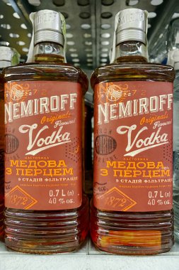 Kyiv, Ukrayna, 13 Temmuz 2023, Nemiroff bal şişeleri ve satılık lüks votka markası. Süpermarket alkol bölümü rafı. Seçici odaklanma. Kapat..