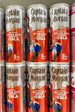 Kyiv, Ukrayna, 13 Temmuz 2023 'te Kaptan Morgan' ın Baharatlı Altın Rom-Cola marka lüks kokteyli satışa sunuldu. Süpermarket alkol bölümü rafı. Seçici odaklanma. Kapat..