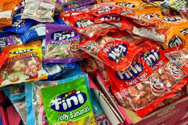 Kyiv, Ukrayna, 29 Haziran 2023, Şekerleme bölümünde satılmak üzere süpermarket tezgahında farklı renkte tatlı jölesi. Kapat..