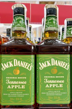 Kyiv, Ukrayna, 11 Temmuz 2023 'te Jack Daniel' in Tennesse Apple marka lüks viski şişeleri satışa sunuldu. Süpermarket alkol bölümü rafı. Seçici odaklanma. Kapat..