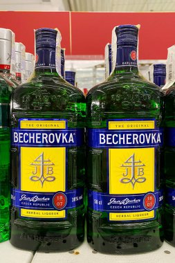 Kyiv, Ukrayna, 13 Temmuz 2023: - Satılık lüks bitkisel likör şişeleri. Süpermarket alkol bölümü rafı. Seçici odaklanma. Kapat..