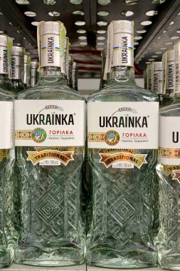 Kyiv, Ukrayna, 13 Temmuz 2023, Ukrayna Geleneksel lüks votka şişeleri. Süpermarket alkol bölümü rafı. Seçici odaklanma. Kapat..