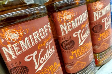 Kyiv, Ukrayna, 13 Temmuz 2023, Nemiroff bal şişeleri ve satılık lüks votka markası. Süpermarket alkol bölümü rafı. Seçici odaklanma. Kapat..