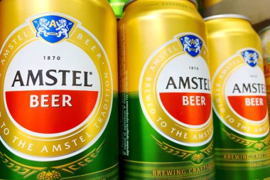 Kyiv, Ukrayna 28.07.2023: - Amstel bira markası süpermarkette raflara konmuş teneke kutularda. Alkol bölümünde bir sürü bira şişesi var..