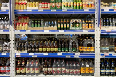 Kyiv, Ukrayna 28.07.2023: - Süpermarkette raflarda bulunan farklı bira markaları. Alkol departmanında bir sürü bira şişesi açtım..