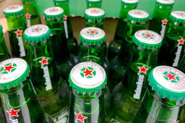 Kyiv, Ukrayna 28.07.2023: - Süpermarkette rafta duran cam şişelerde Heineken bira markası. Alkol bölümünde bir sürü bira şişesi var..